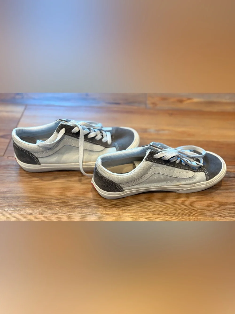Vans Low-Top Sneakers in White and Gray Suede Women 7 Men 5.5